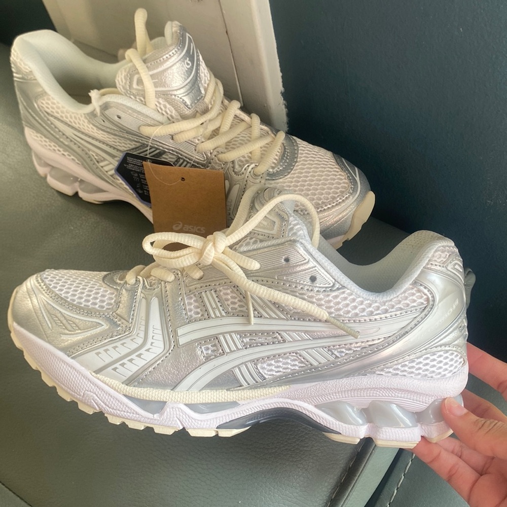 BRAND NEW ASICS BOX WAS RUINED NO BOX SILVER ASICS GEL